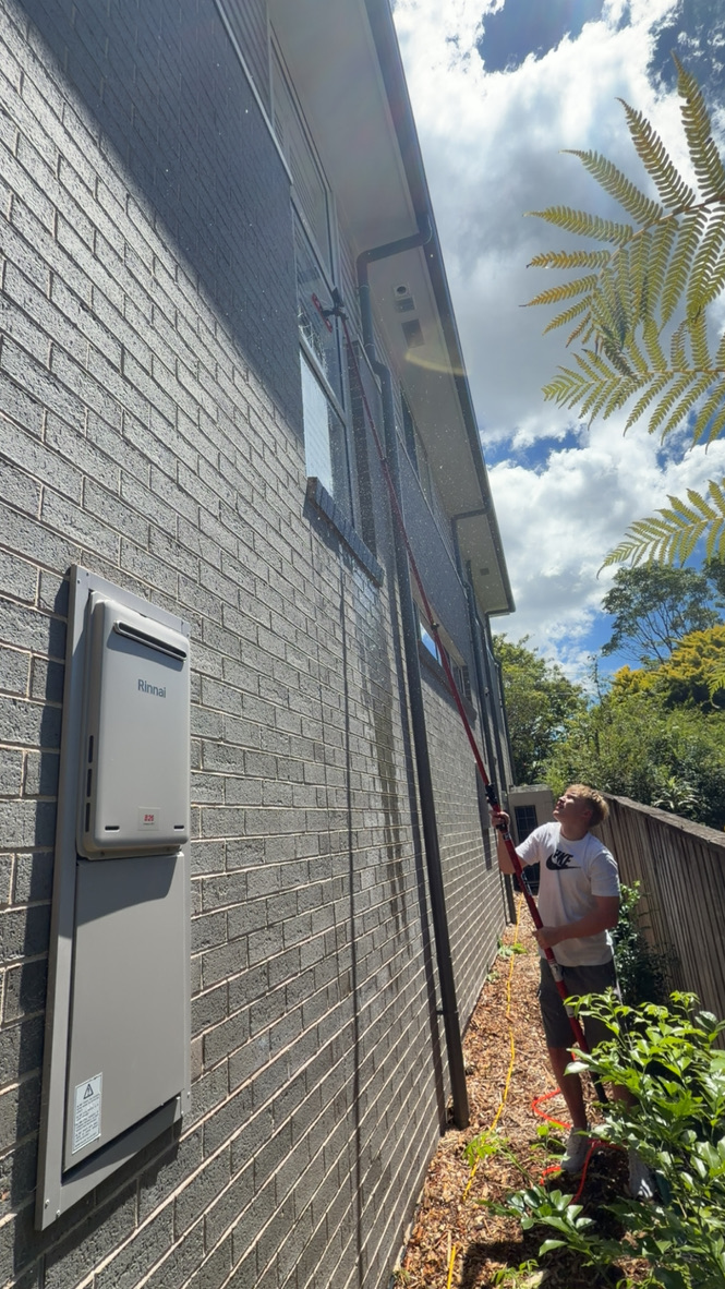 Window cleaning side access with water-fed pole